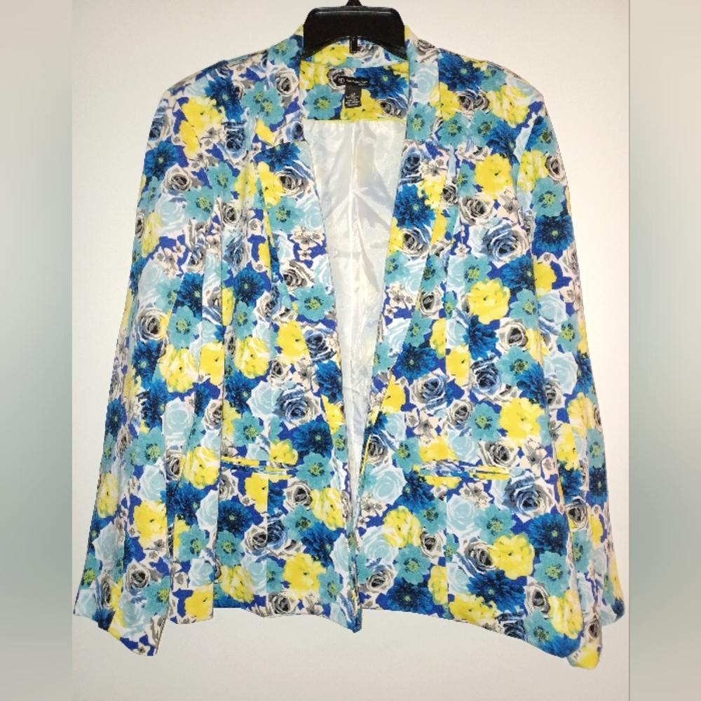 Bright Flowered Buttonless Blazer.  Size 2X